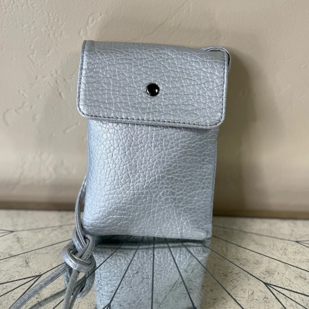 Silver iPhone/Samsung Travel Crossbody Silver Metallic Bag NWOT
